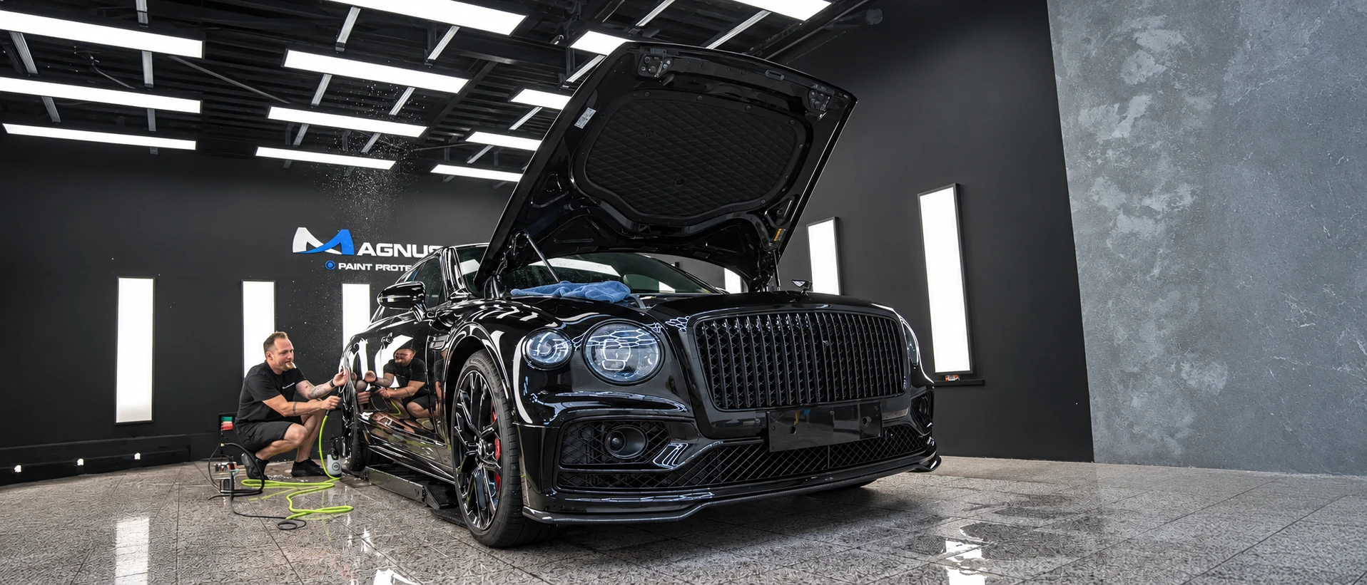 Černé Bentley s otevřenou kapotou v detailingovém studiu v Hradci Králové