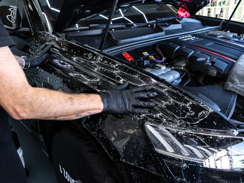 Detail aplikace PPF fólie na kapotě Audi