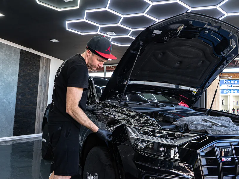 Aplikace PPF fólie na kapotu černého Audi