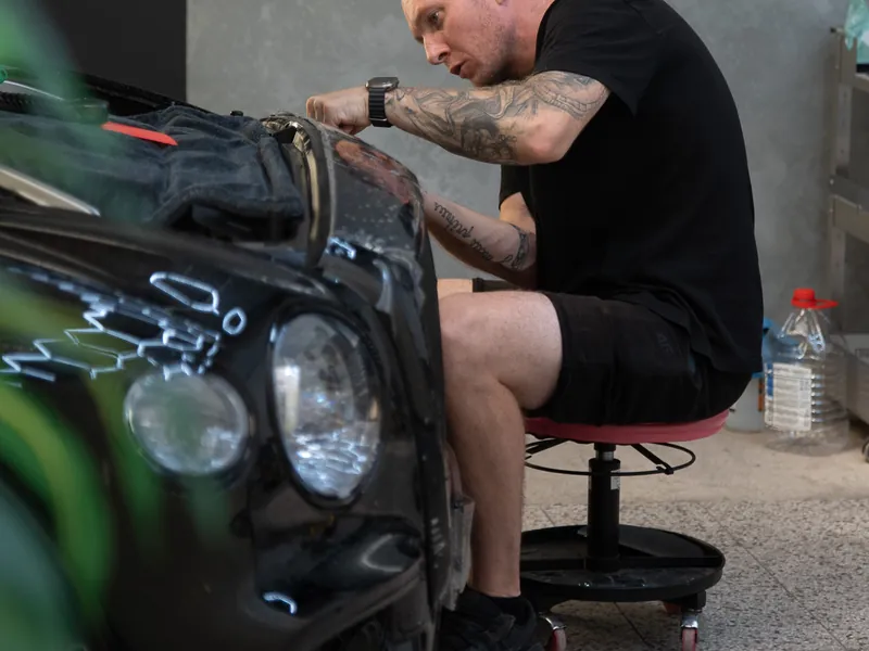 Detailer při práci na přední části Bentley