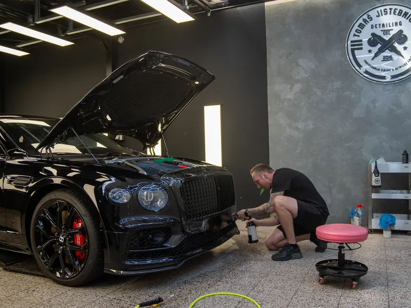 Dílna Detailing Jistebnický s logem a černým Bentley při aplikaci PPF