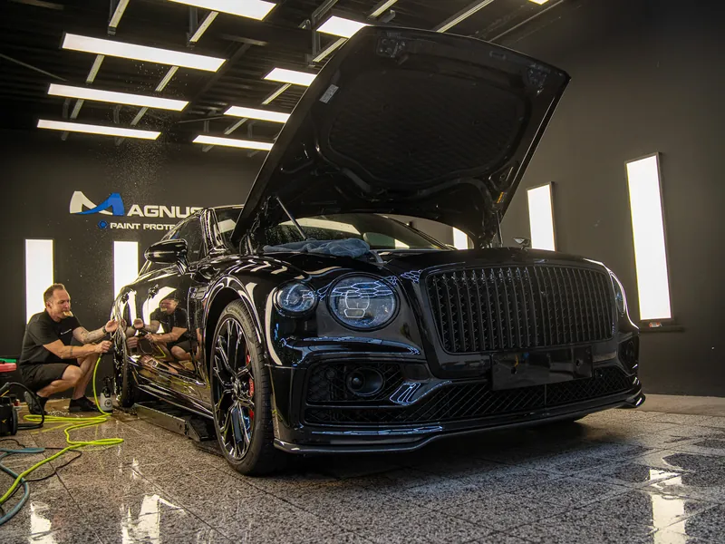 Nízký pohled na Bentley při aplikaci ochranné PPF fólie