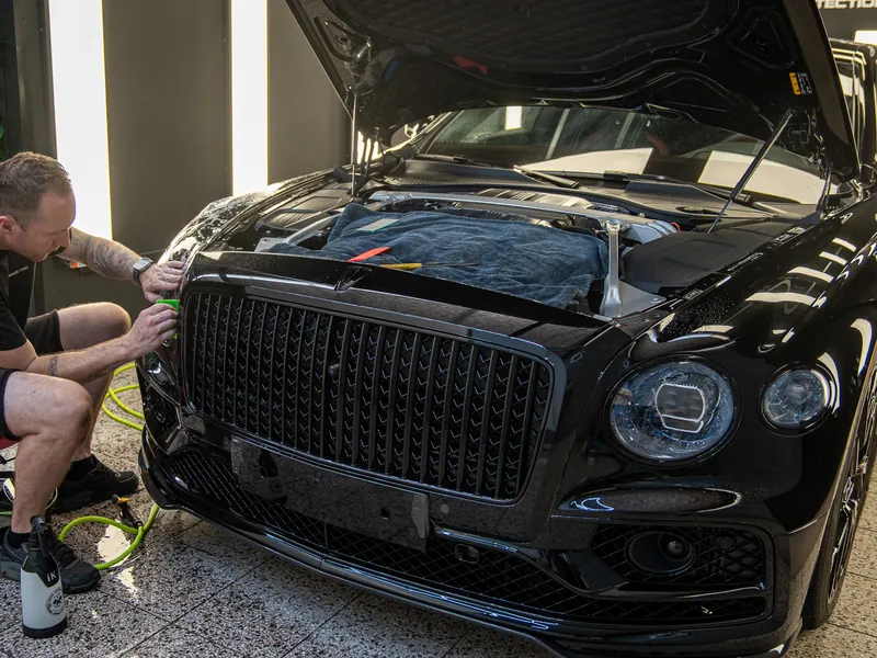 Aplikace PPF fólie na přední nárazník černého Bentley
