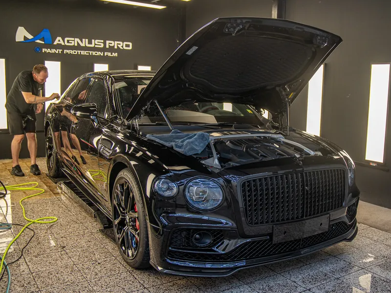 Černé Bentley při aplikaci PPF fólie ve studiu