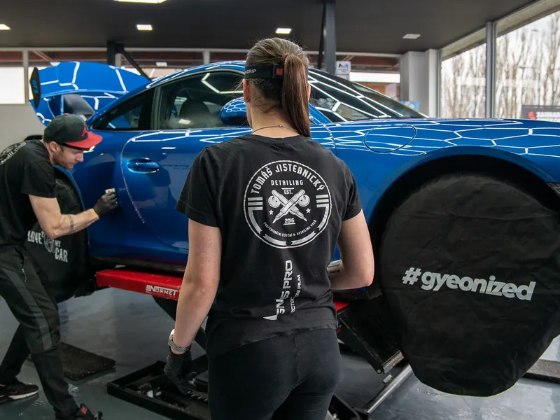 Aplikace PPF fólie na bok a dveře Porsche 911 GT3 ve dvou lidech