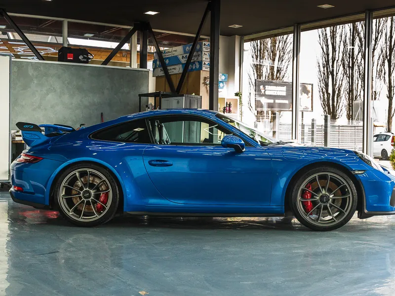 Boční pohled na modré Porsche 911 GT3 chráněné PPF fólií