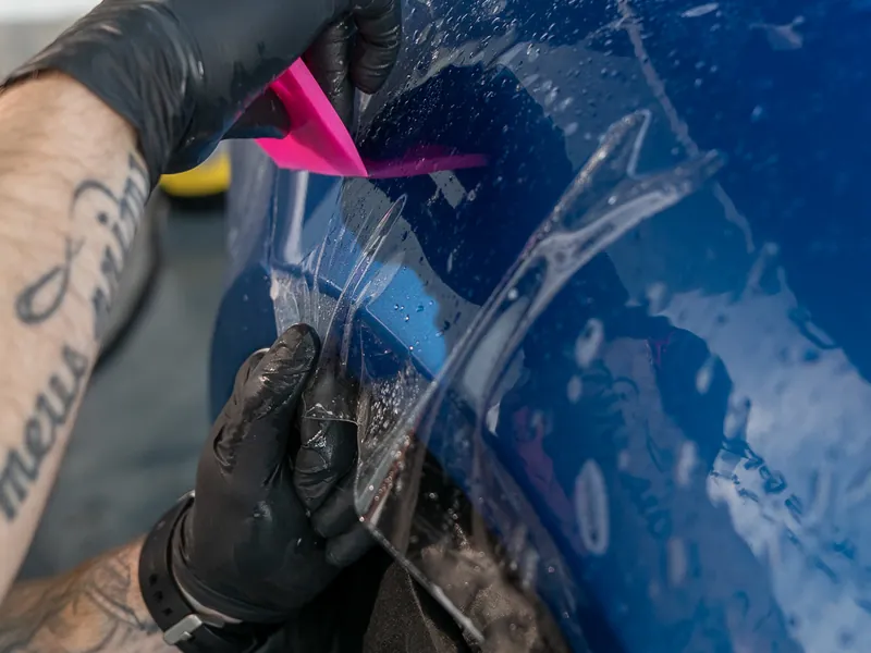 Detail okraje PPF fólie při aplikaci na blatník Porsche 911 GT3