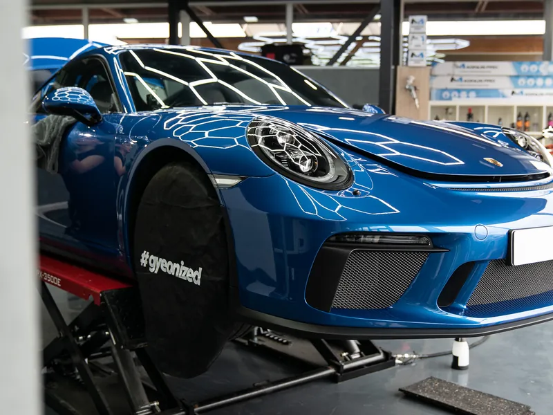 Modré Porsche 911 GT3 na zvedáku před aplikací PPF fólie