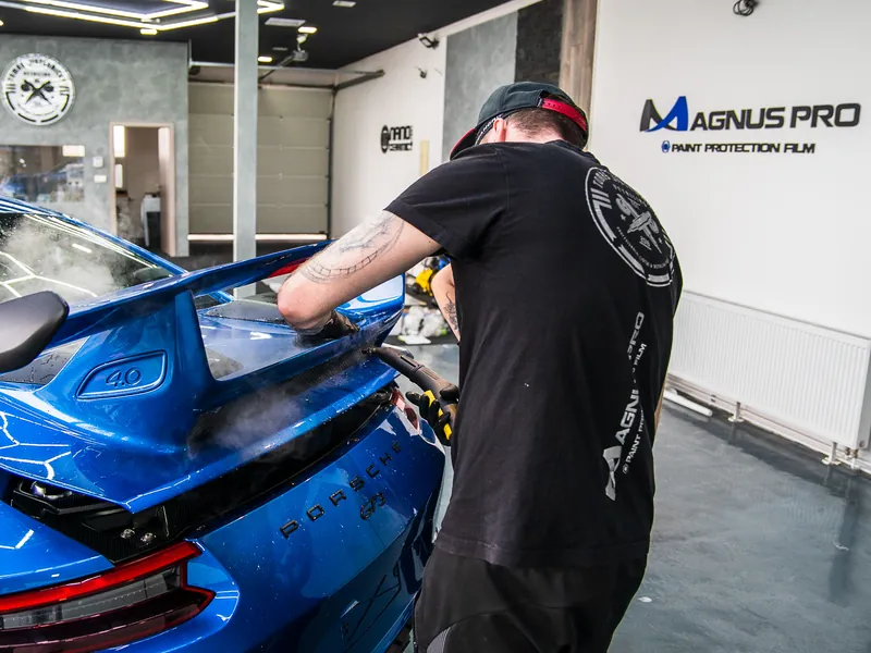 Tvarování PPF fólie parou na zadním křídle Porsche 911 GT3